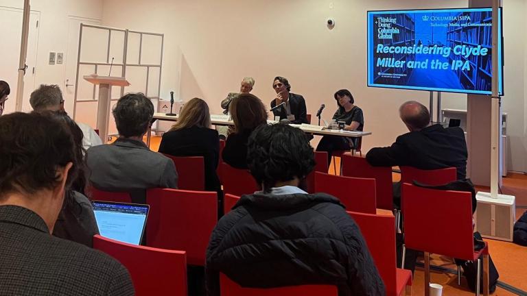 Panelistas en la conferencia "Reconsidering Clyde Miller and the IPA", CU